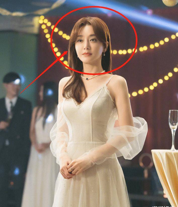 近期秦岚出演的电视剧《理智派生活》也是受到