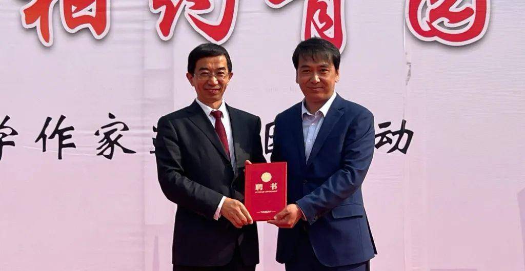 5月11日上午,著名童话作家鲁冰老师走进青园街小学,跟孩子们一起品读