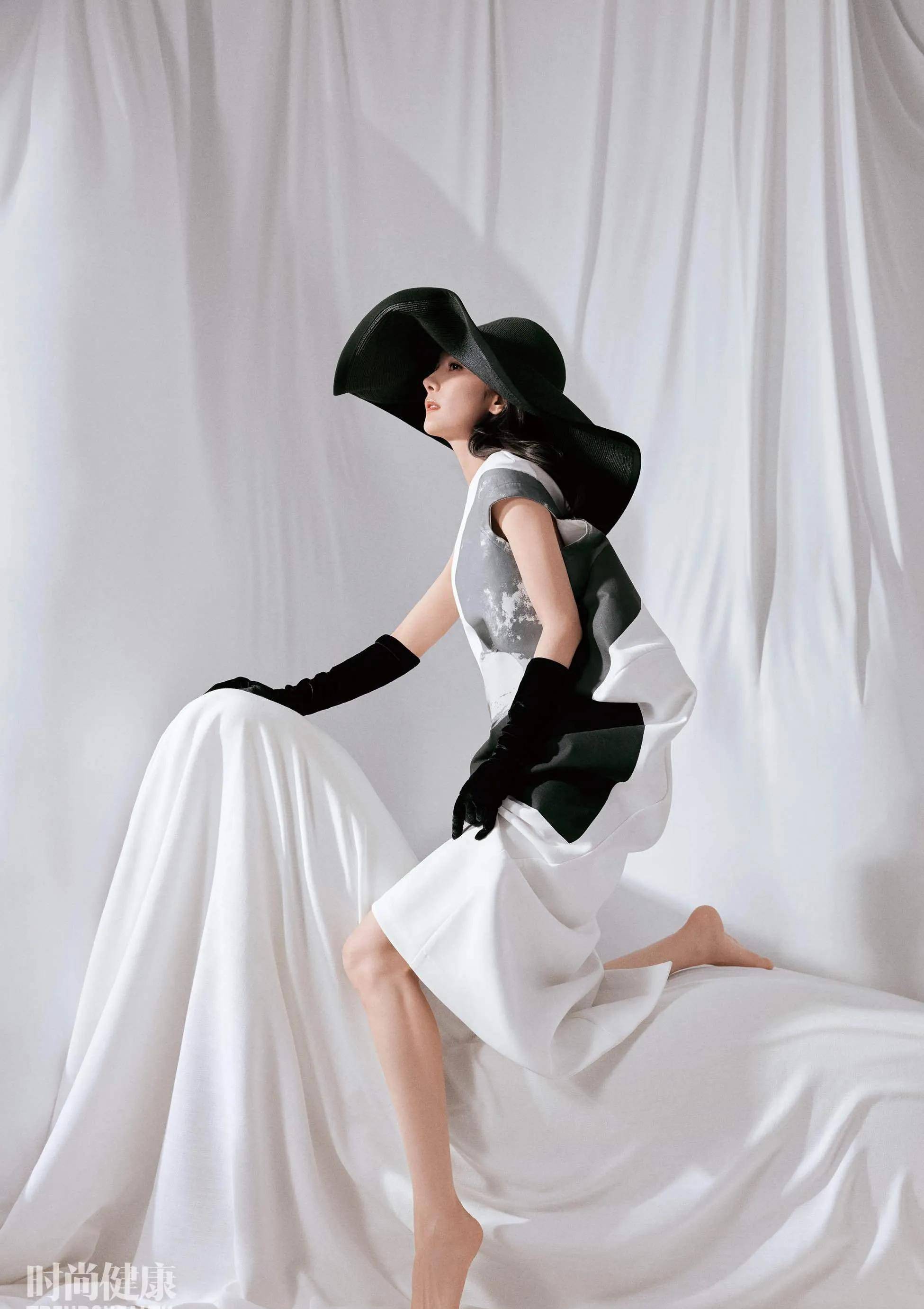 杨幂登时尚健康封面 大秀小蛮腰性感妩媚 宽檐礼帽芭蕾舞裙优雅高贵