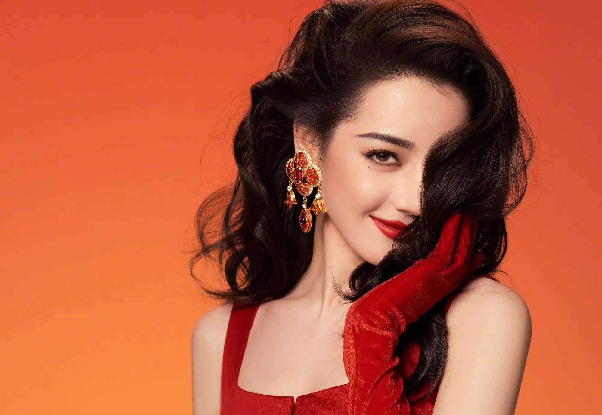 迪丽热巴舞动迪斯科复古红裙新年大片_红色_动感_曲线