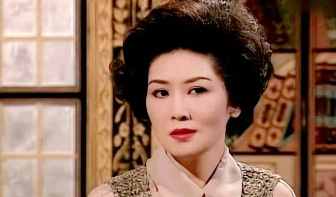 她天生丽质是香港电视圈第一贵妇,前夫大她20岁,今腰围仅66厘米
