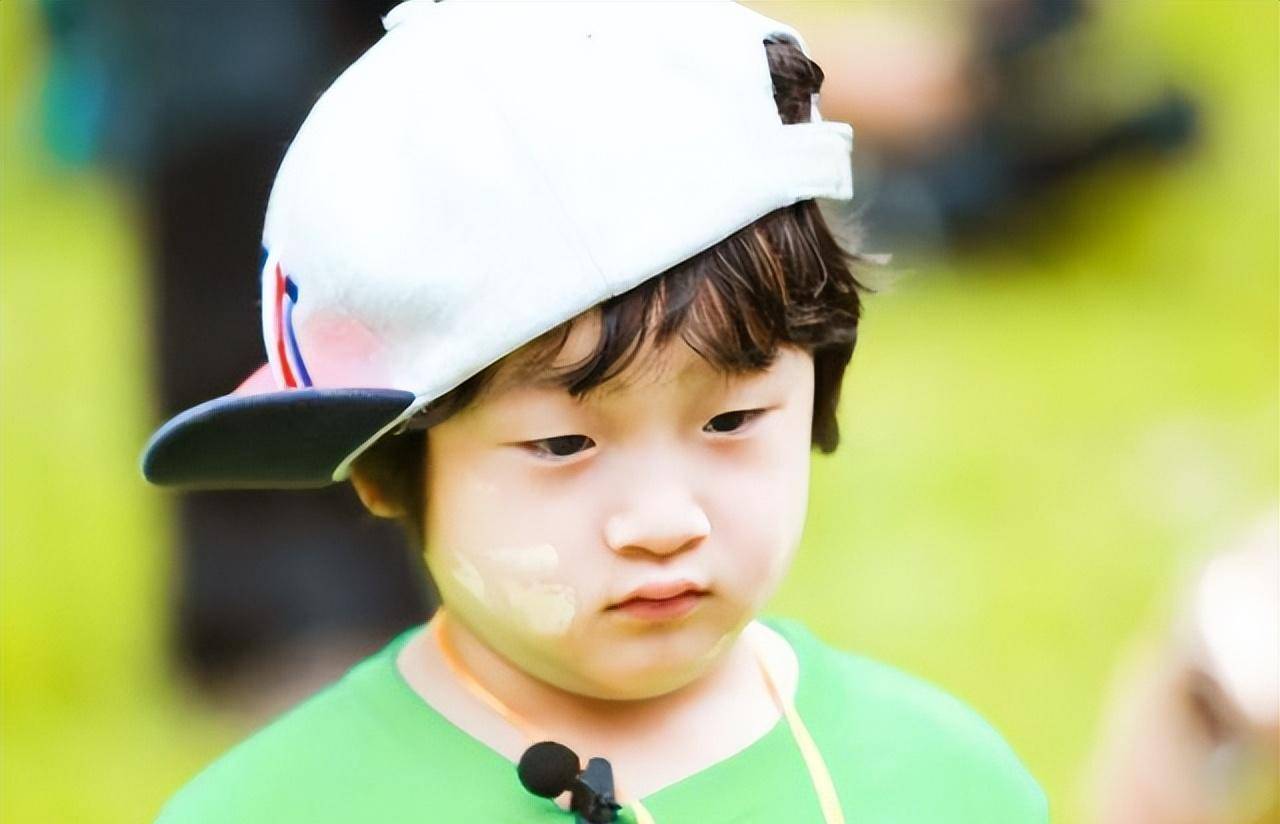 有种"整容式"长大叫邹明轩,年仅10岁就粗腰肥腿,到底经历了啥_爸爸