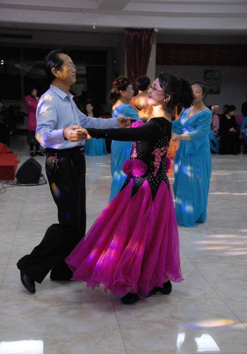 与三步慢相比,四步慢属于休闲舞.