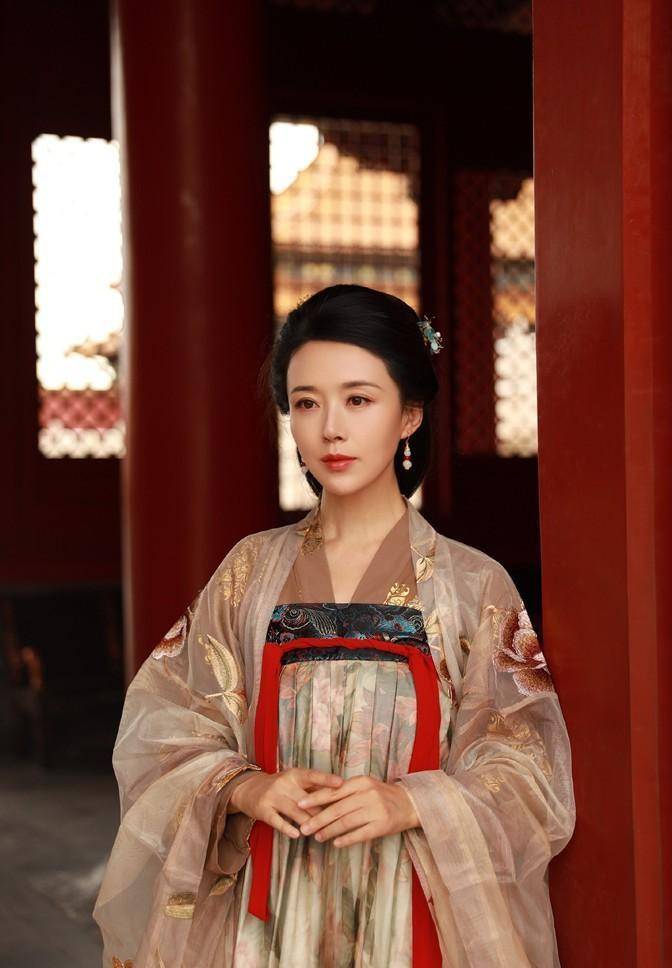 此次开场,颜丹晨选择了一件少见的中国古装装扮.