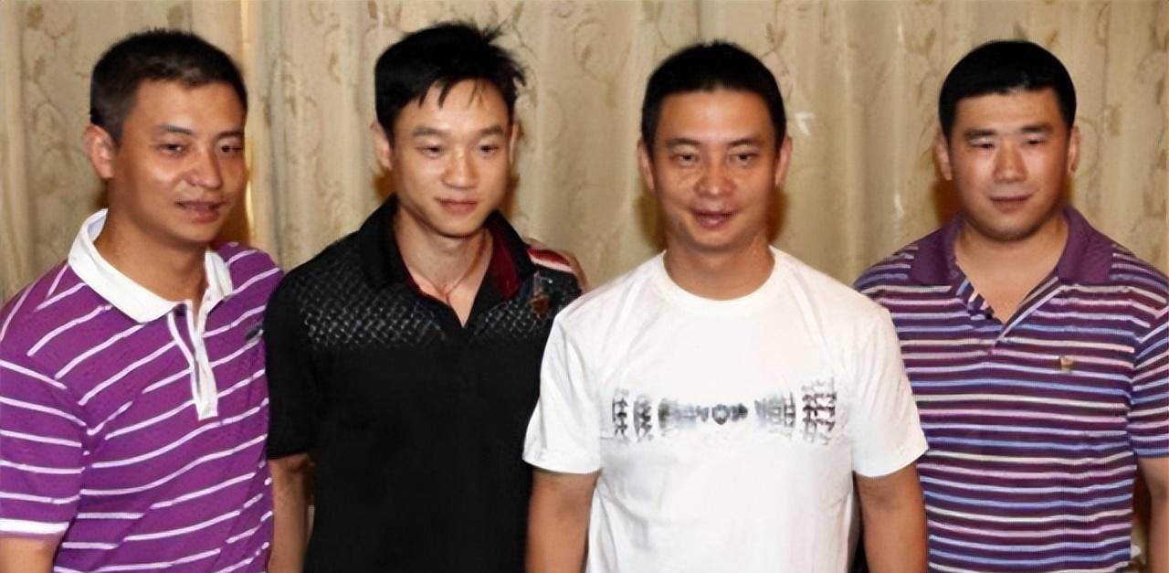 2000年,李大双与妻子施轩,弟弟李小双共同创办了李小双体育用品公司.