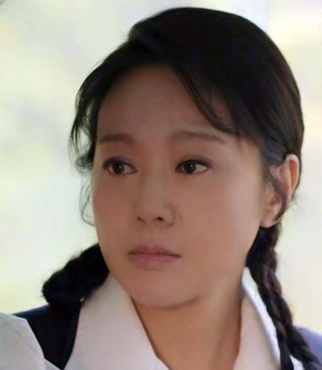 闫妮的脸已经僵硬如石块,美容针究竟是帮了她,还是害了她?