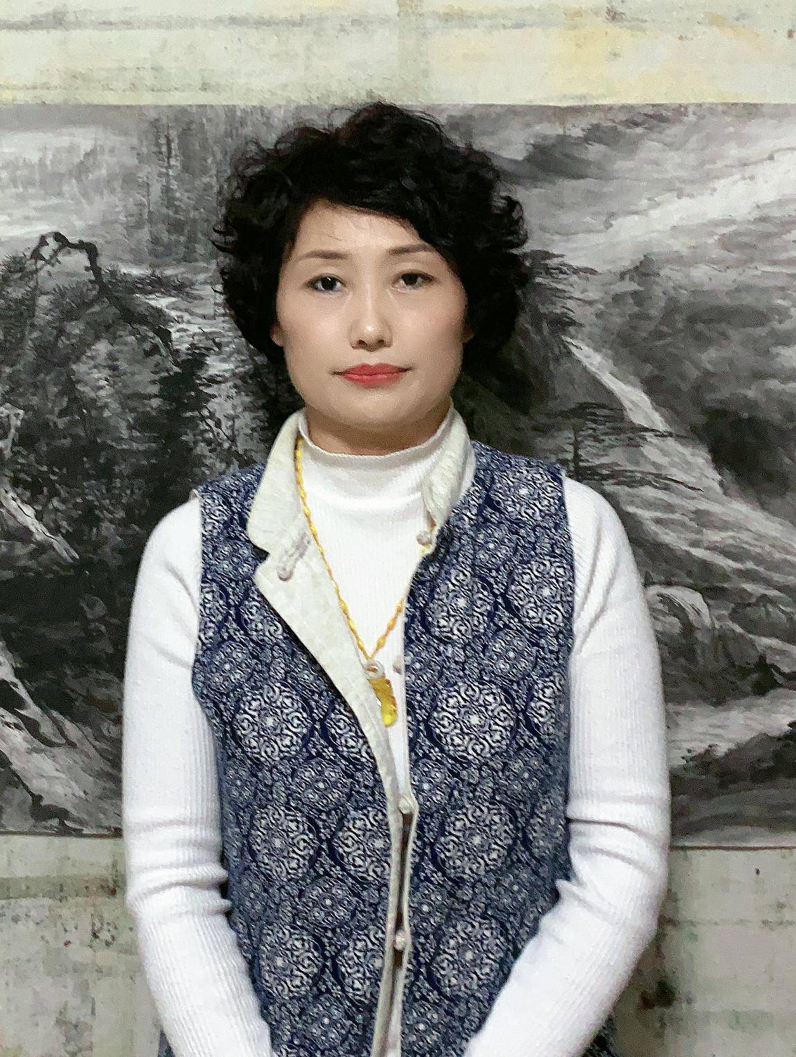 中国女画家学会会员,大红袍画家, 中国民主同盟 盟员, 河南省书法家