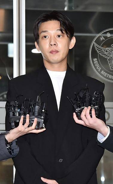 刘亚仁被记者围堵掉头回家惹祸,警方警告:再拒绝传唤将考虑逮捕_调查