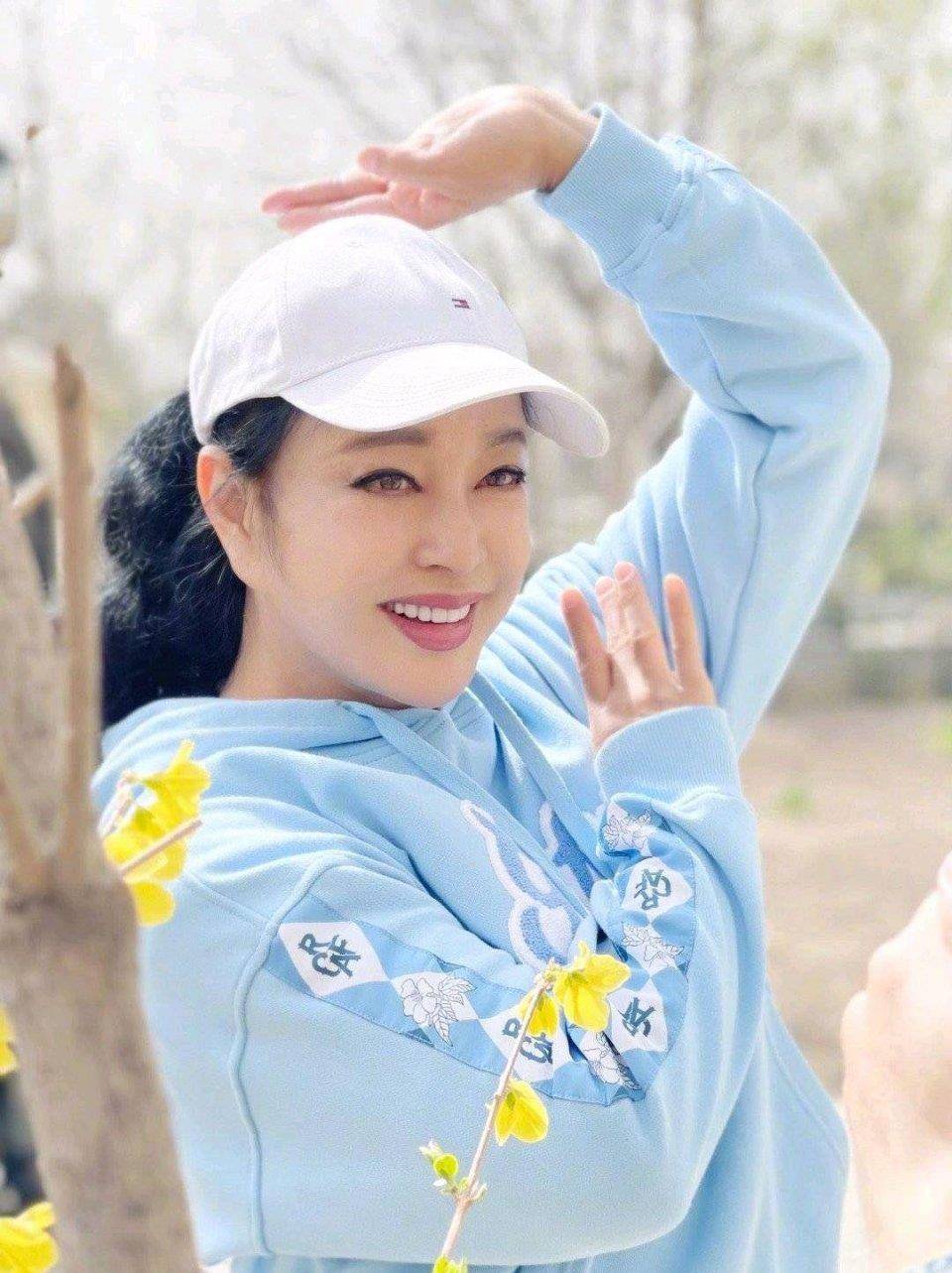 68岁刘晓庆酷夏穿貂皮拍戏,网友怒赞敬业精神,终于放弃演少女了_角色