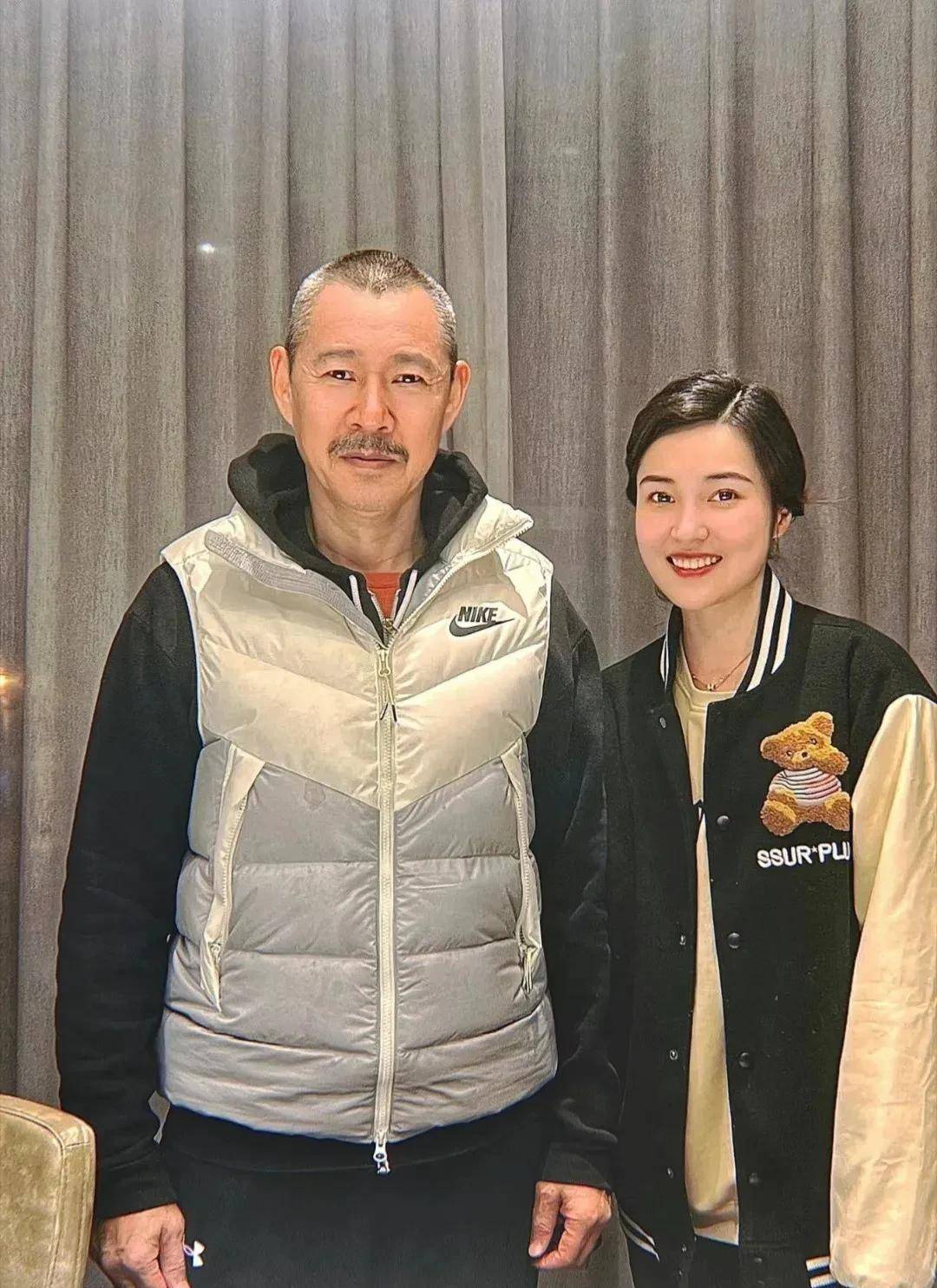 张丰毅的娇妻穿着低调难掩优雅气质,高颜值撞脸林青霞,娶到宝了_黑色