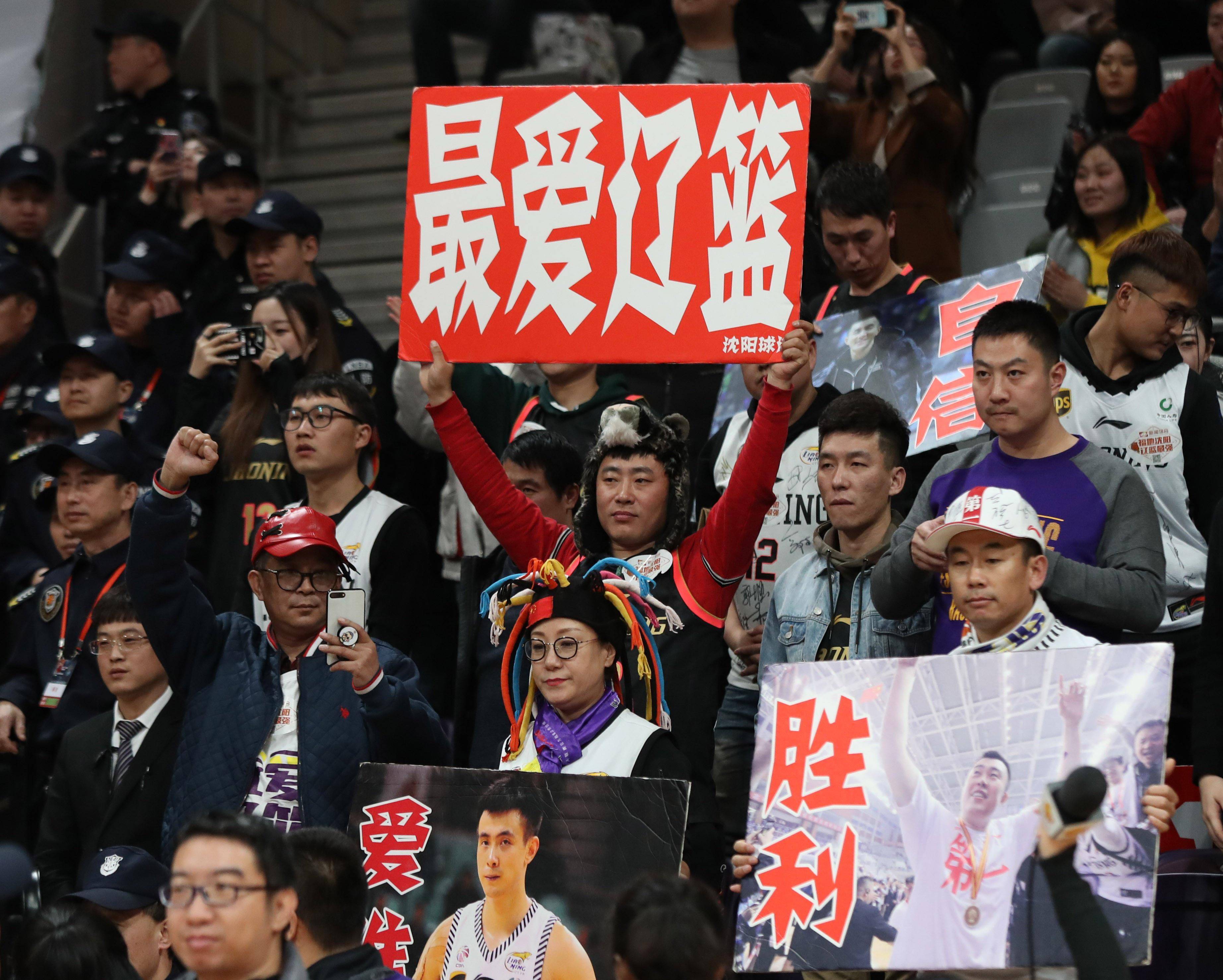 不少受伤球迷为辽篮庆幸"我爱辽篮"回荡在每一个赛场上_辽宁_客场