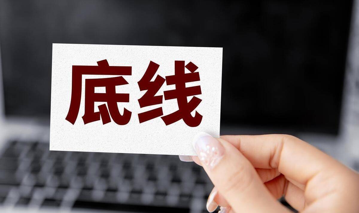 思考或自己批判,玩梗的界限到底止步在哪里,把低俗当幽默,将污辱轻