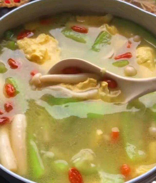 水烧开后加入切好的丝瓜,白玉菇,枸杞,盐,搅匀,再烧1-2分钟即可.