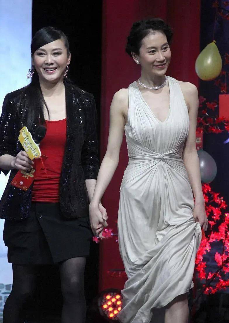 "大眼女孩"温峥嵘,穿深v长裙秀饱满身材,同框大李琳像两代人_时尚