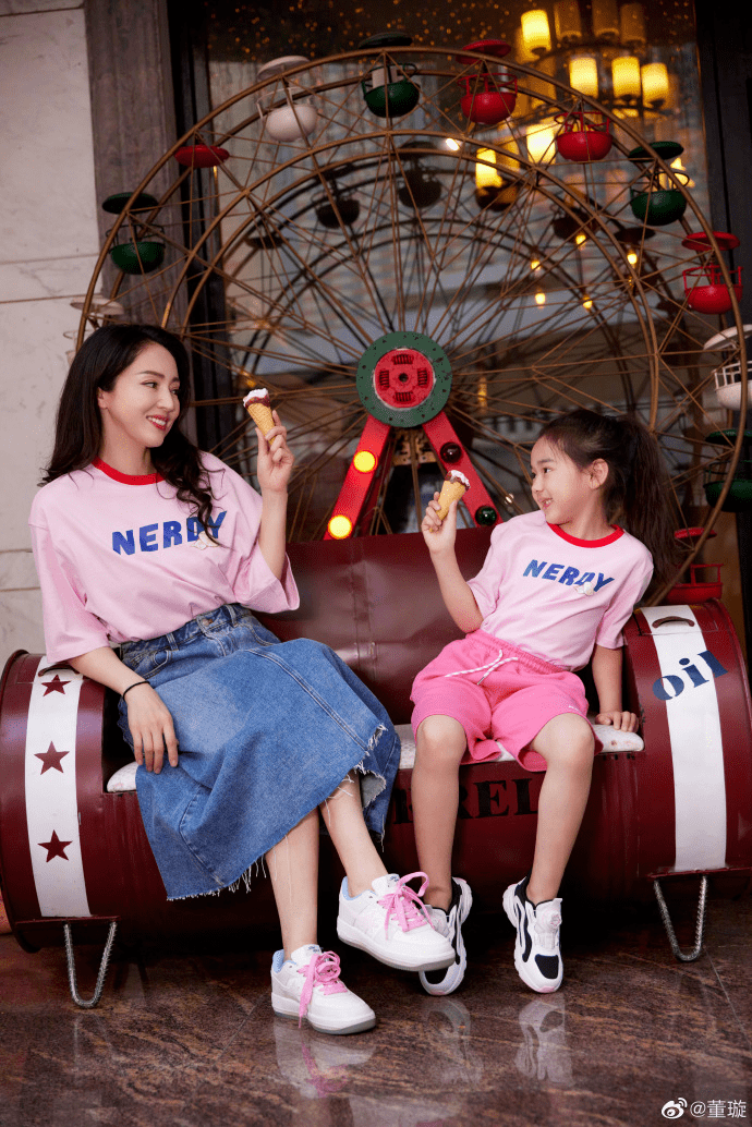 董璇佟丽娅再度同框,笑容甜美似孪生姐妹,曾为孩子订娃娃亲_时候_妈妈