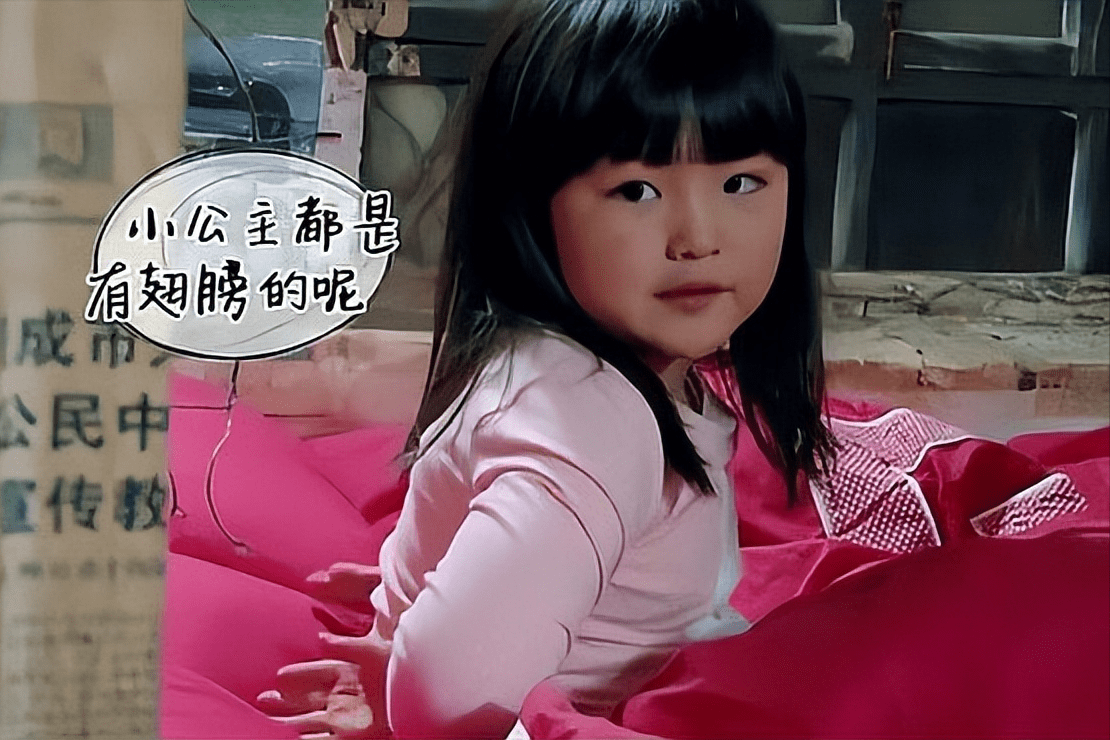 李湘没去英国陪读,王诗龄放飞自我,化浓妆穿低胸装,逛街秀美腿_女儿