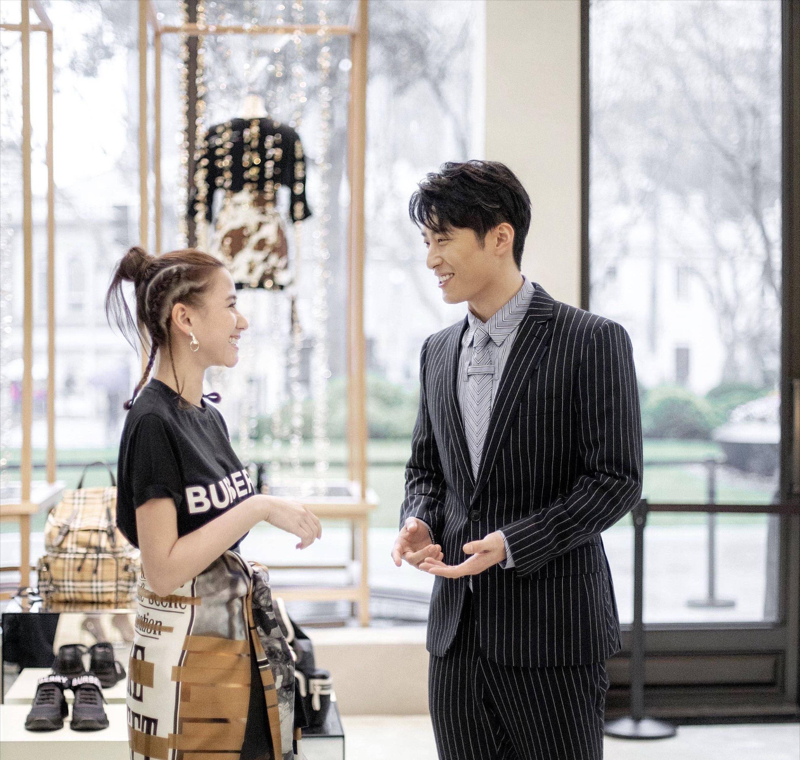 何超莲穿背带裤出镜,身材发福脸圆润,网友:一看就是怀孕了_窦骁_婚礼