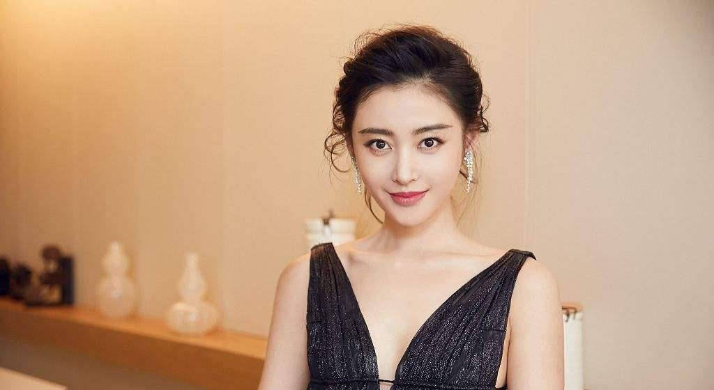 张天爱:频繁修改年龄上热搜,红毯抢邓超c位,与金晨陷抢戏风波_爱的