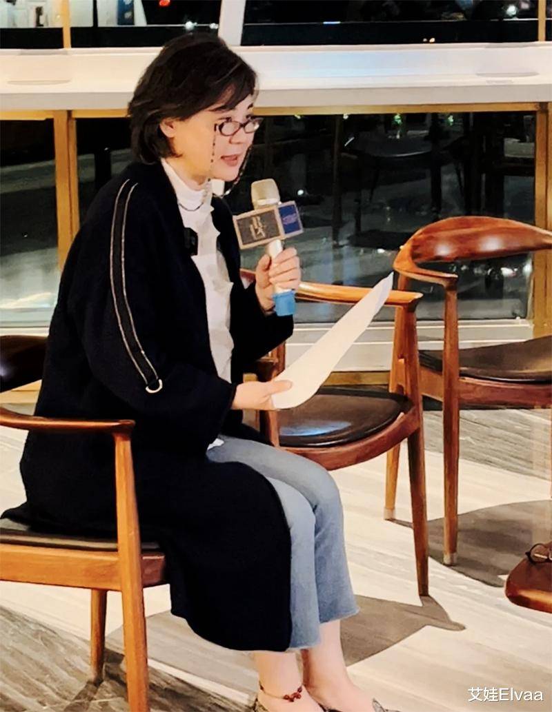 被丛珊的中年状态给惊艳到:60岁头发花白,穿衣素雅却优雅有气质_女人