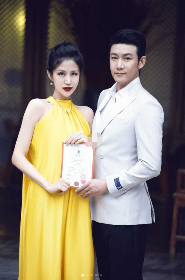 陆毅给老婆送鸽子蛋钻戒,鲍蕾兴奋晒照,网友全在吐槽她妆容?