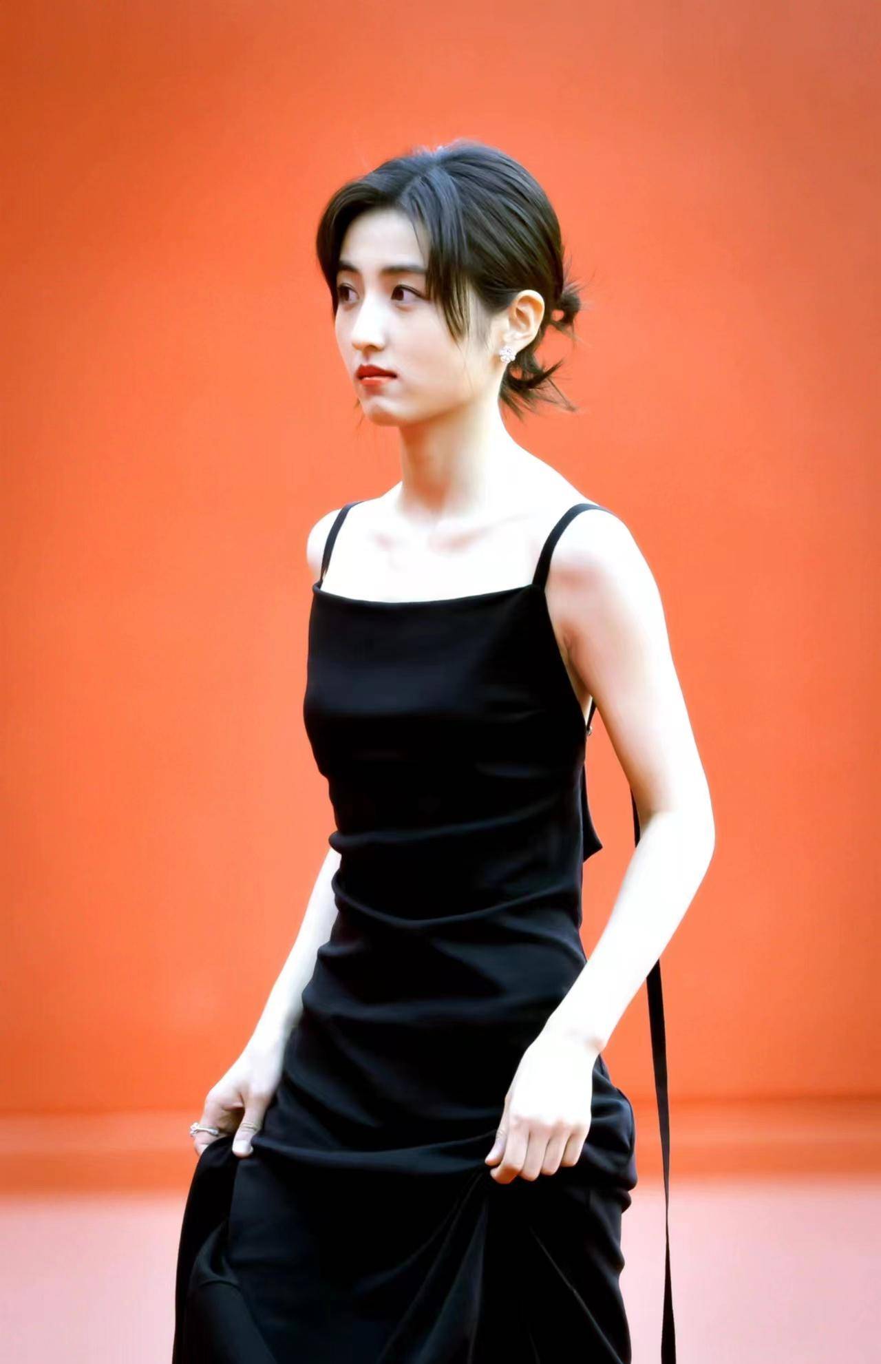 张子枫一袭黑色吊带长裙走北京国际电影节红毯,沉稳优雅!