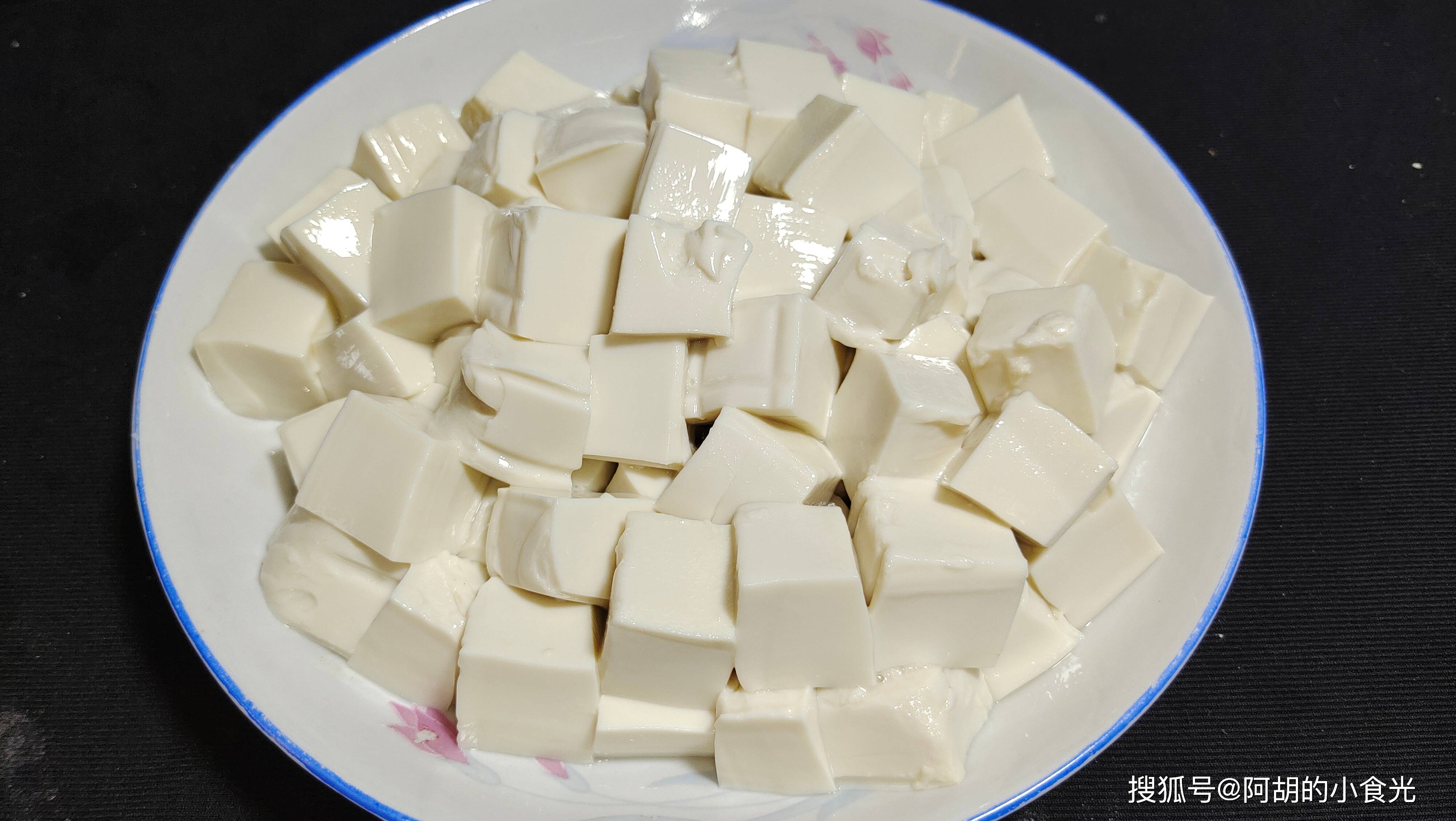 而后取掉盖子,倒扣在案板上轻轻磕一磕就可以完整取出豆腐了,切块备用