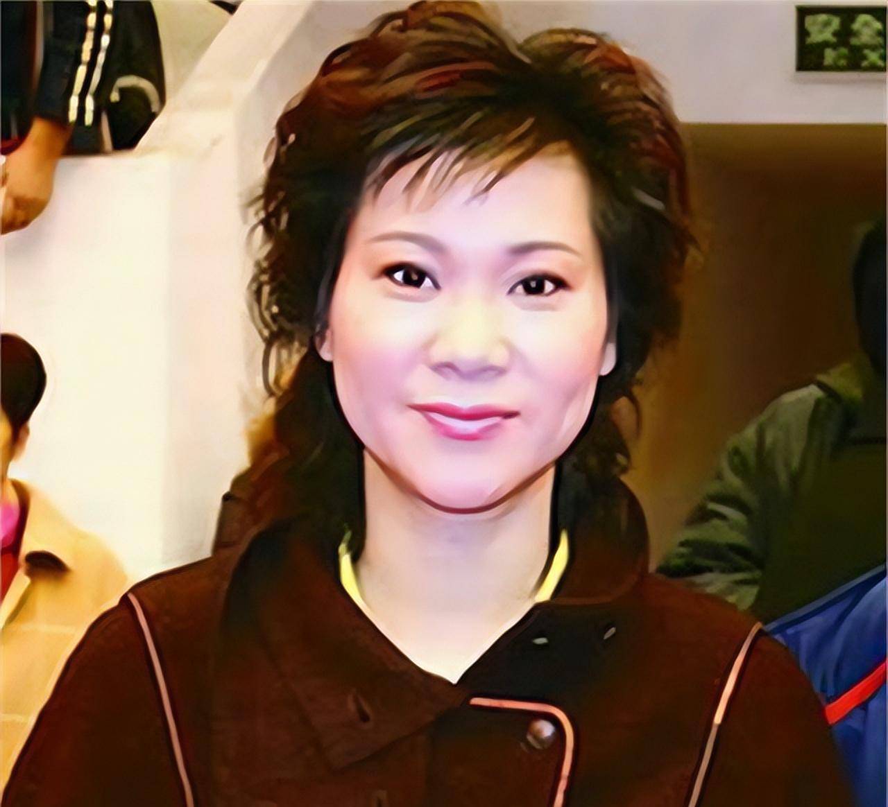 施之皓前妻曹燕华低调二婚,嫁1.