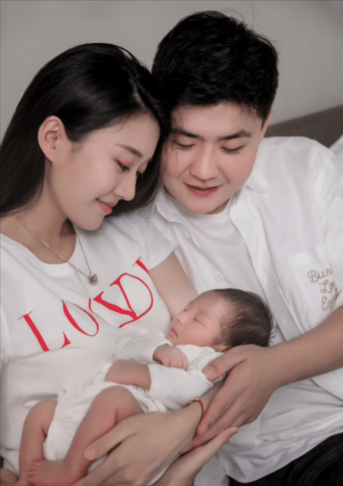 小恩仔长相时尚像爸爸,儿媳身材恢复如初_林傲霏_徐梦迪