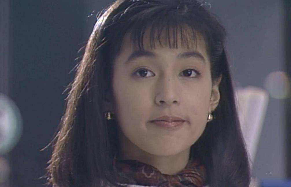 1996年,离婚后一年的保奈美与谐星石桥贵明订婚,两年后,也就是1998年
