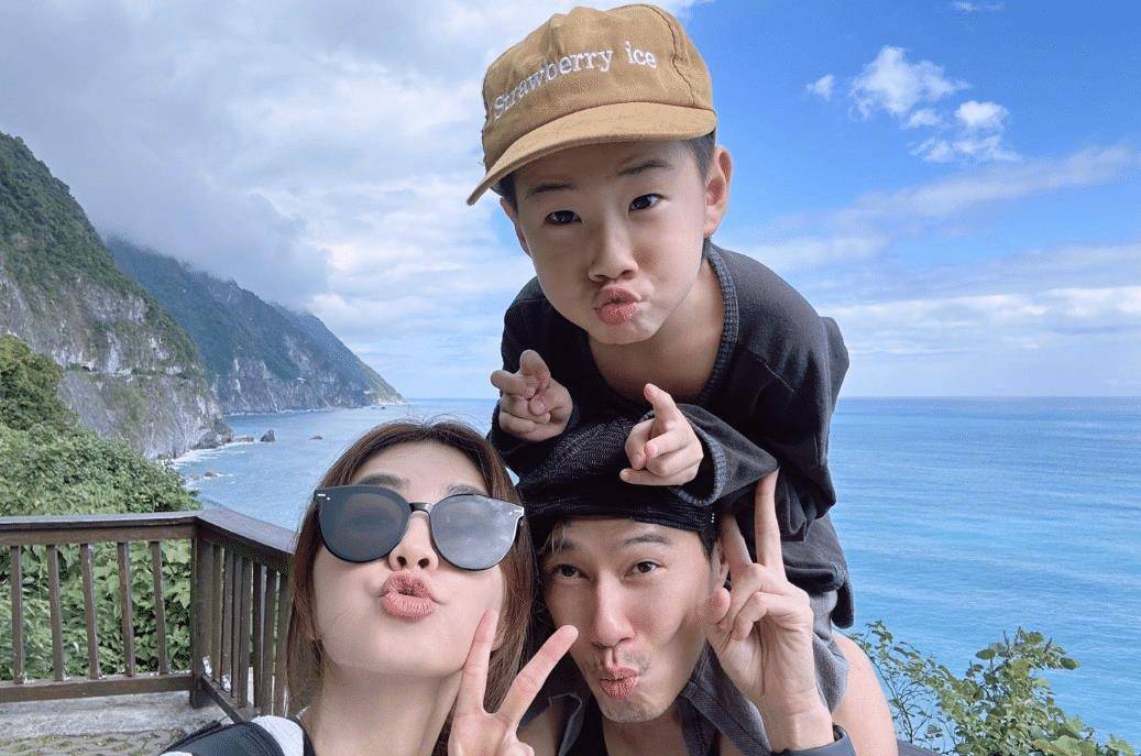 ella晒全家福庆祝儿子满6岁,劲宝和爸爸长超像,一家三口好幸福_赖斯