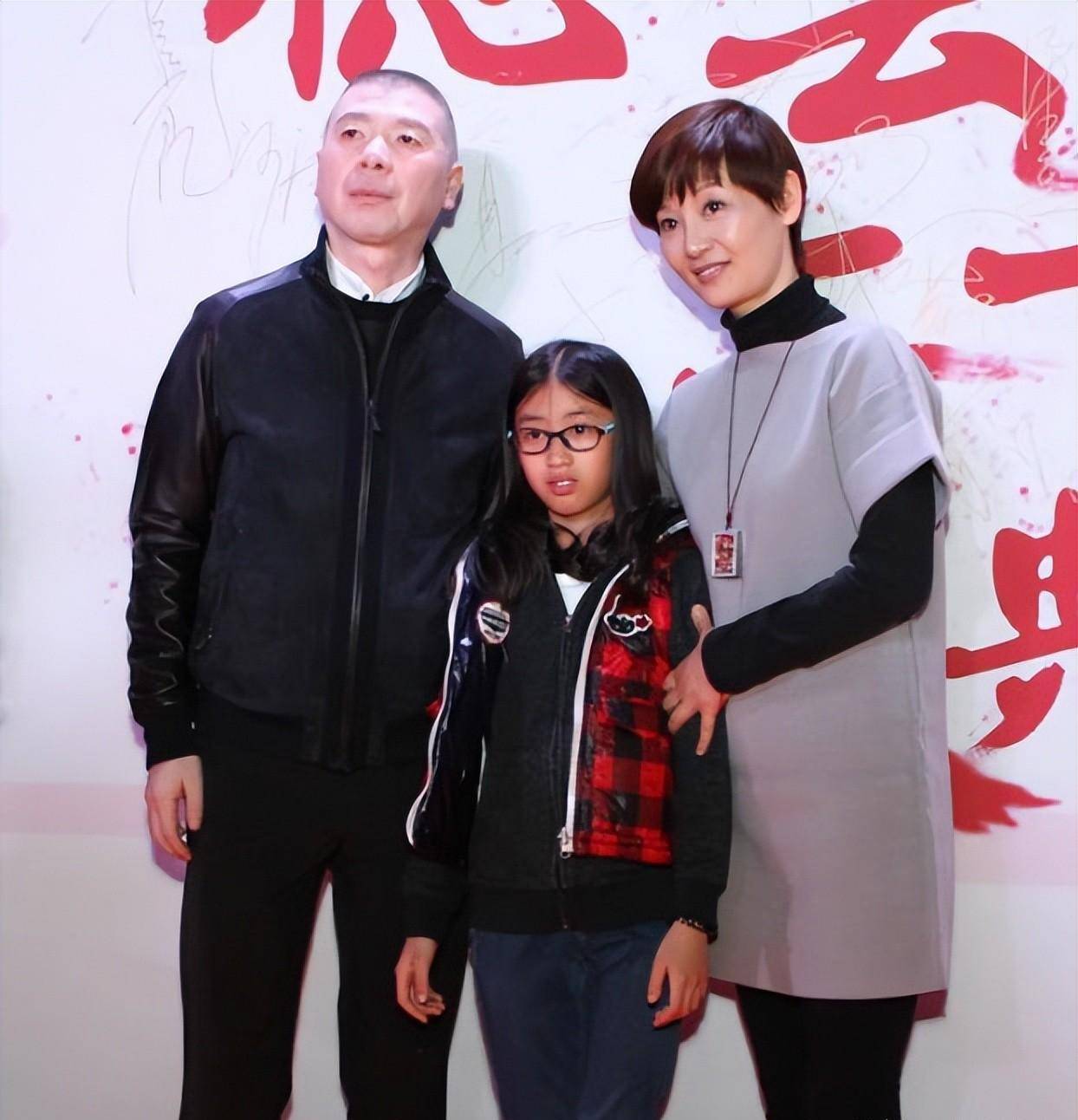 同样是冯小刚的孩子,把前妻女儿和领养女儿一对比,差距就出来了_生活