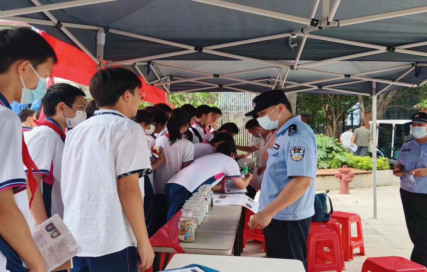 西村街武装部部长陈雷以及广州市陈嘉庚纪念中学校长陈金波上台致辞