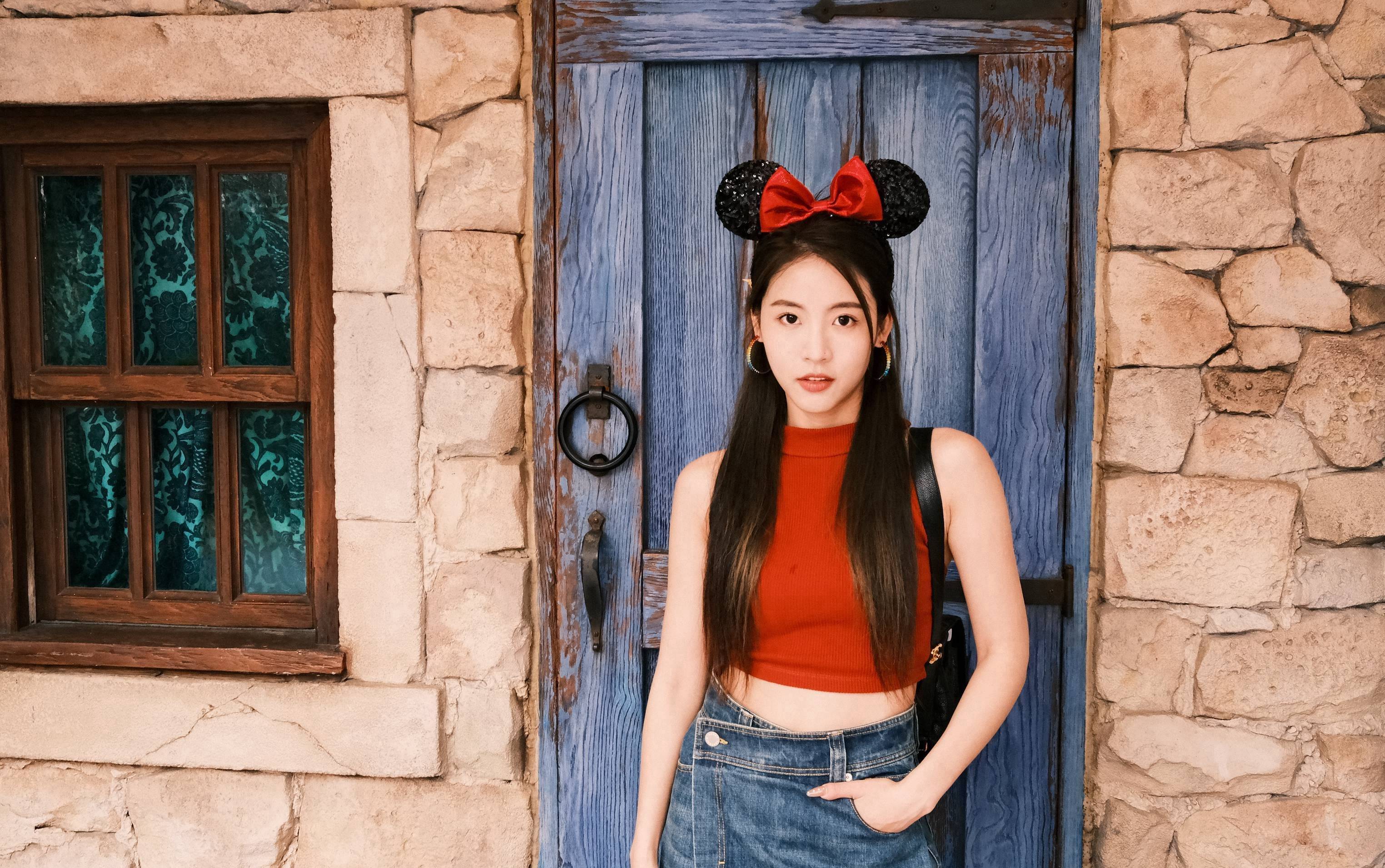 孙芮蝴蝶结头发破洞牛仔裤俏皮写真_发型_红色_t恤