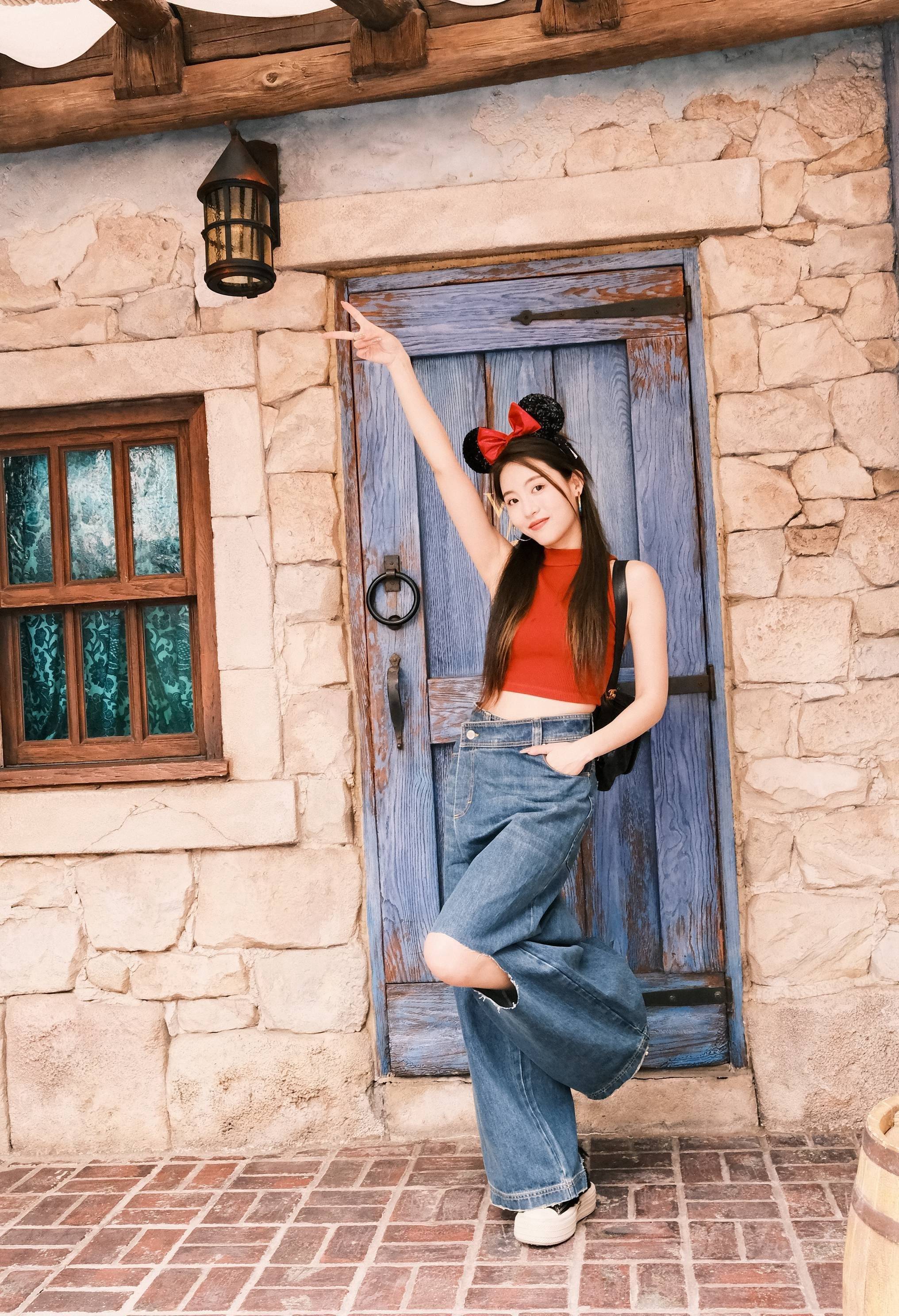 孙芮蝴蝶结头发破洞牛仔裤俏皮写真_发型_红色_t恤