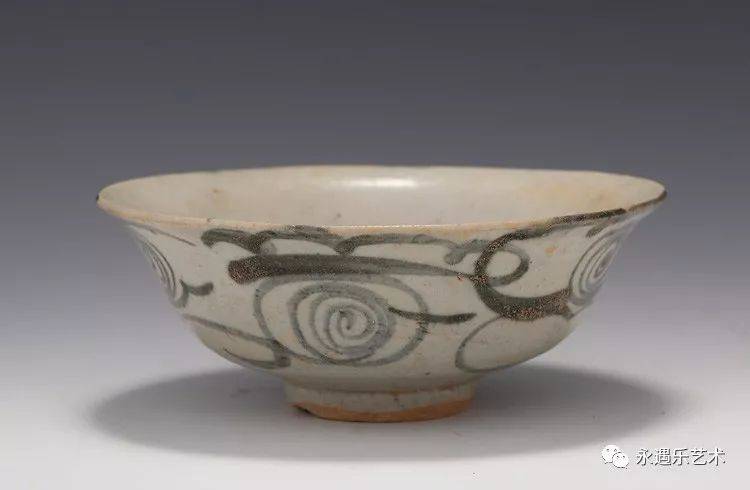 云气纹碗明早期云气纹碗大多出于江西景德镇瑶里一带的窑口,所绘青花