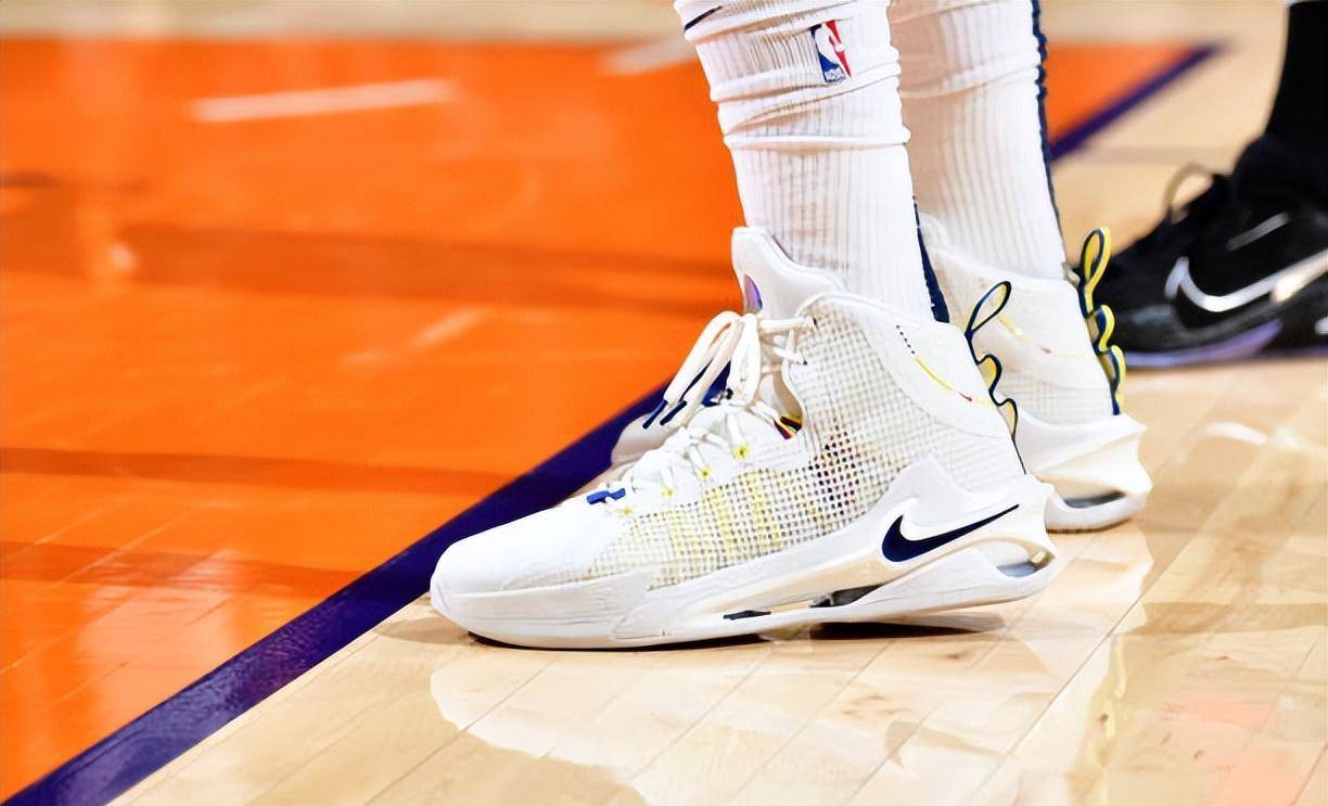 观众是34 21 14,真的尼古拉·约基奇穿着nikezoomrize2pe训练勒布朗