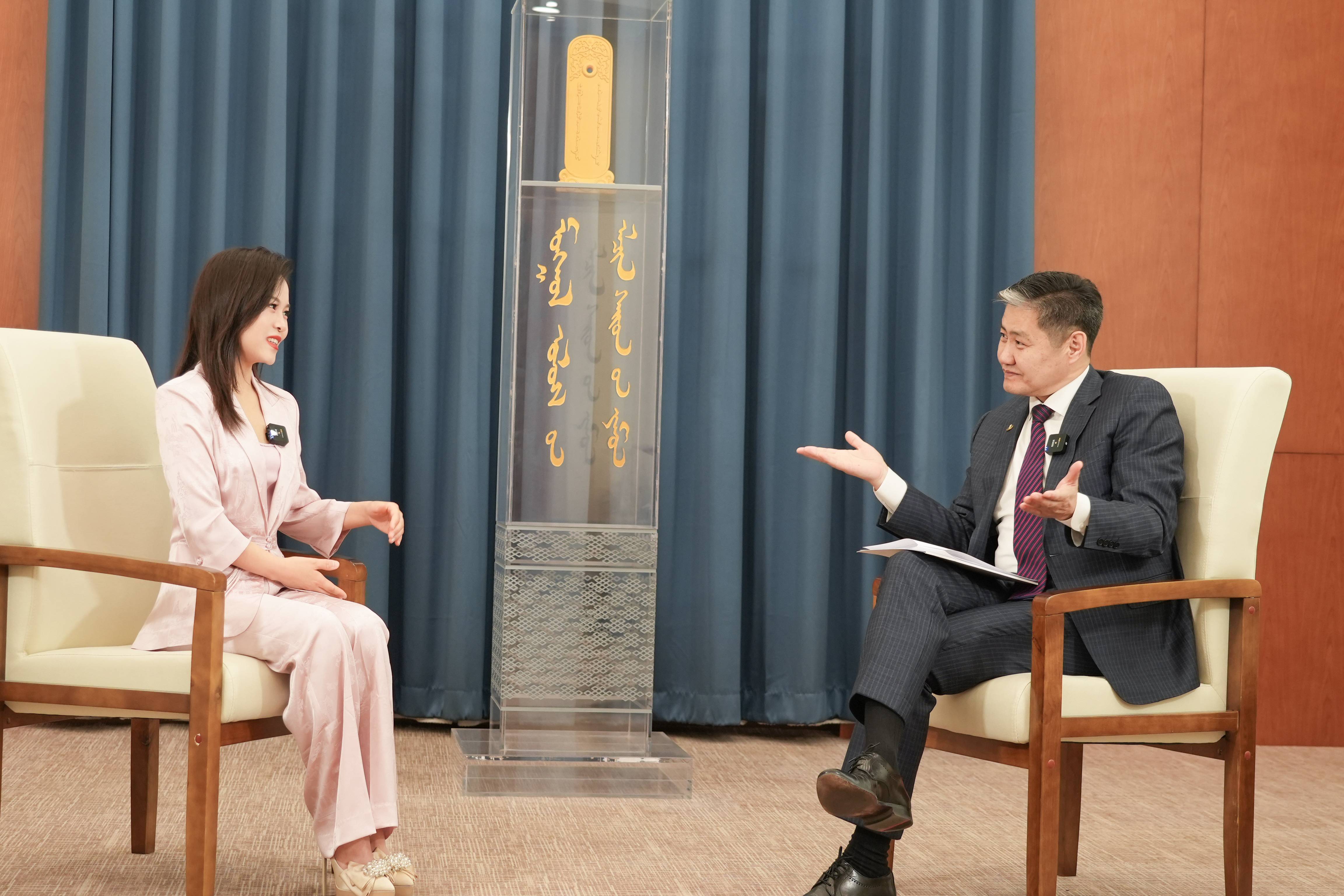 凤凰网政要访谈节目《做客大使馆》 刘美希对话蒙古驻华大使 羊来茶往