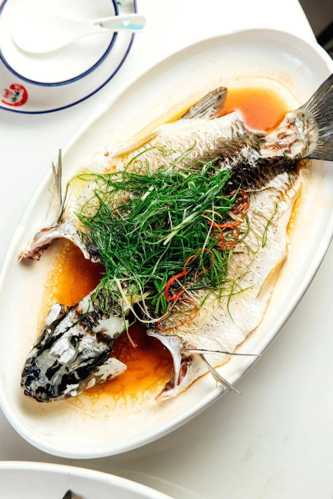 油脂丰润,甘香嫩滑,鱼味浓郁 /· 清蒸河鲩 ·除了经典的客家菜,他