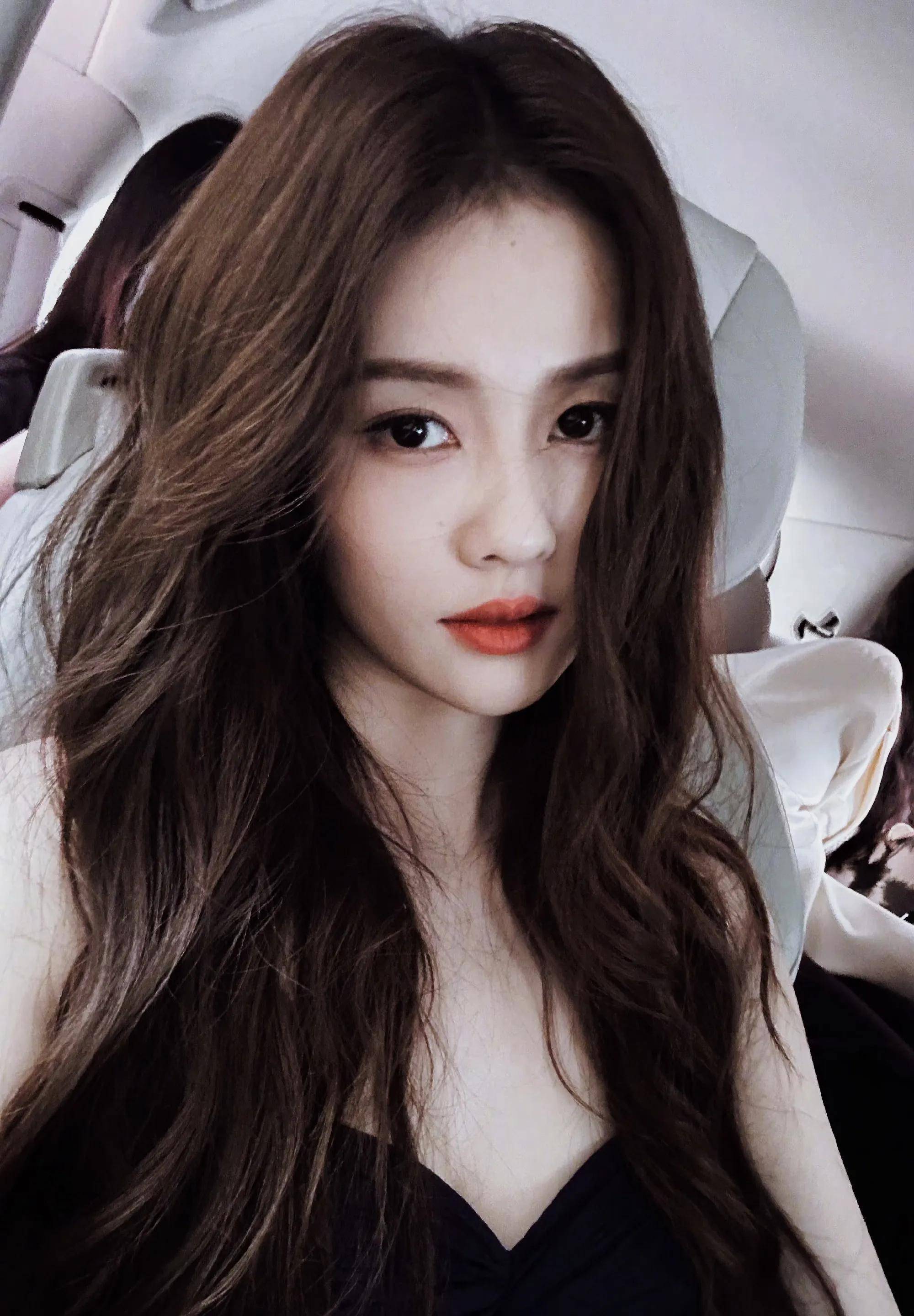 白鹿变身海边美人鱼,小璐身穿蓝色连衣裙身材苗条,事业线很撩人!
