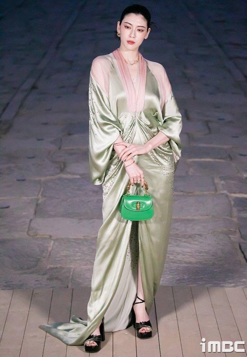 三吉彩花的桃花眼妆,撞色绸缎裙造型,非常有存在感_绿色_设计_线条