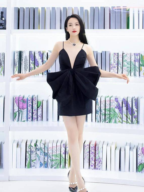 "花腰女神"宋茜好敢穿 黑色深v礼服开叉到腰 蝴蝶结造型好夸张_身材