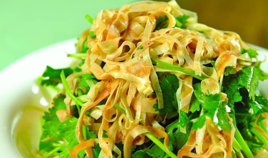 香菜拌豆腐皮--赛过东北菜馆的凉拌菜_美容_口味_胃口