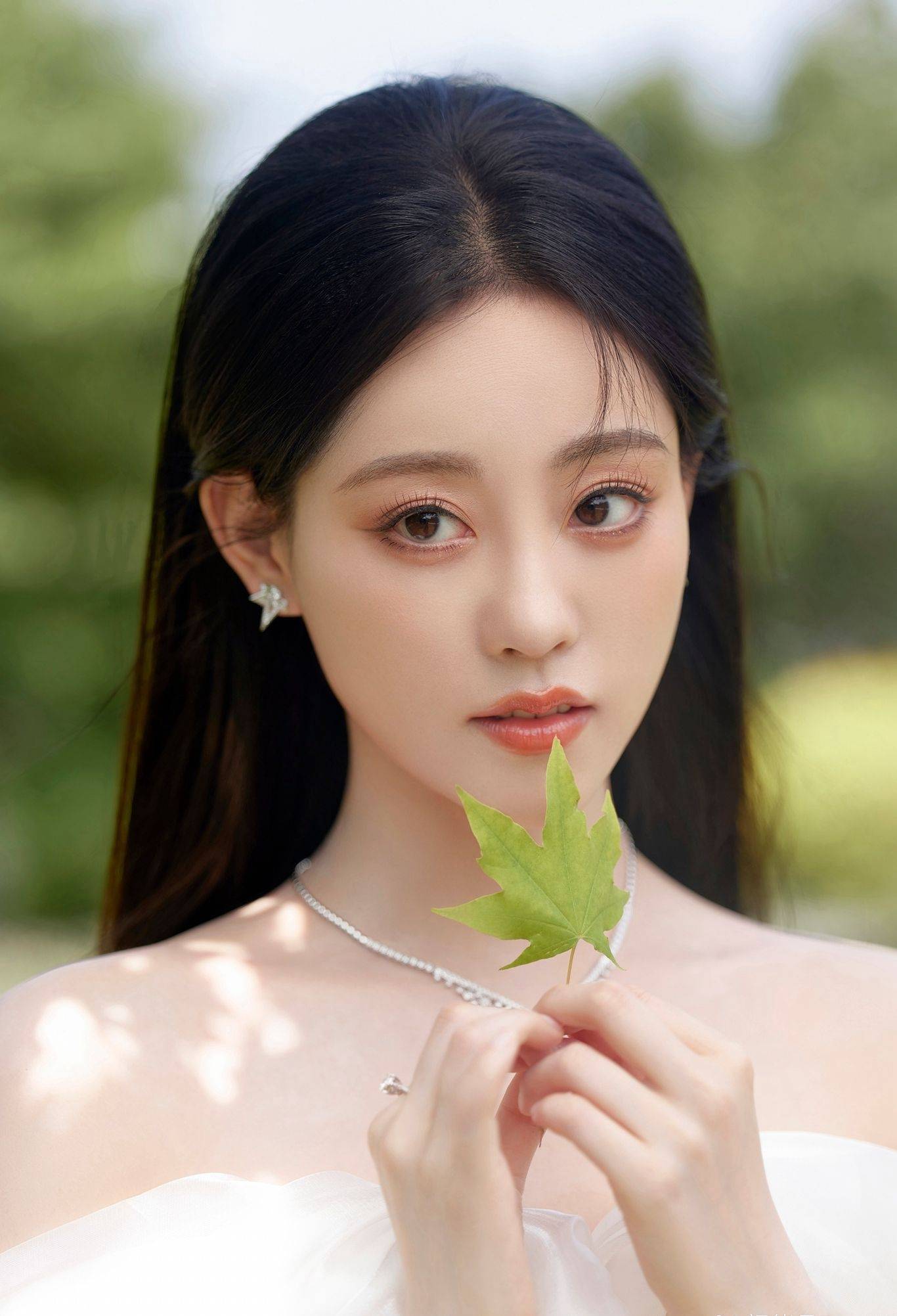 祝绪丹白色抹胸连衣裙性感写真_经典_美得_演技