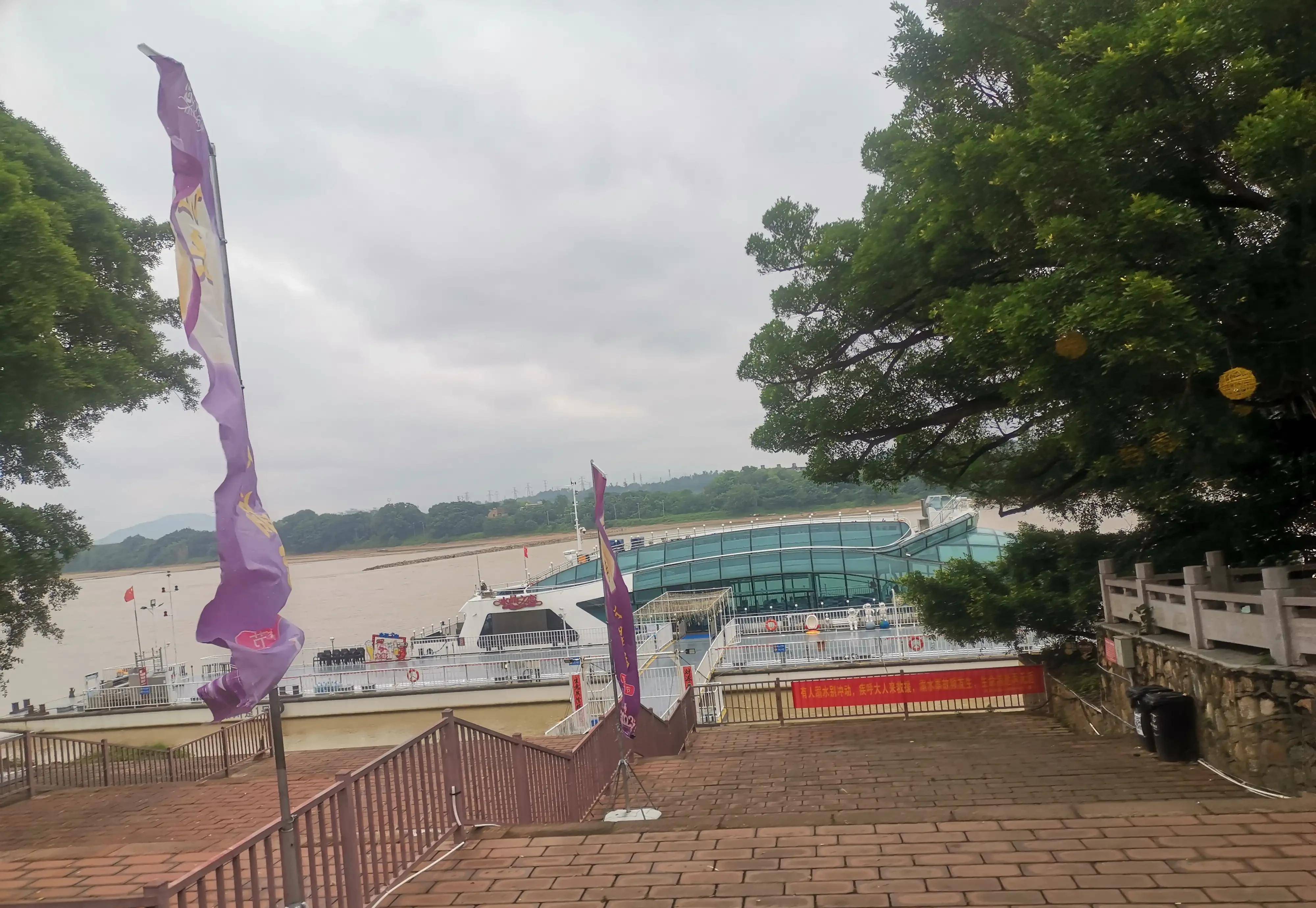 赣州龟角尾公园的江景鲜花让你眼前一亮 绣球花漂亮,百花盛开_游船_花