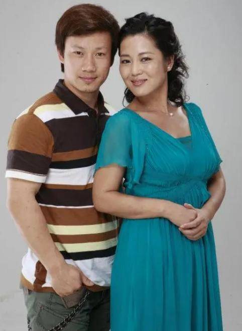 正是在这个时候,她遇到了周京,周京刚从国外留学回来,在北京一家金融