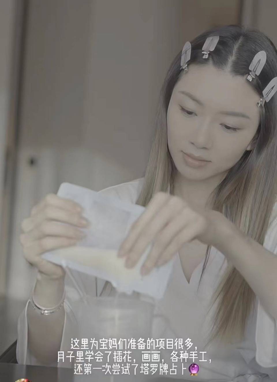 月子生活,被多人照顾生活惬意,哺乳画面曝光温馨有爱_孩子_视频_郑恺