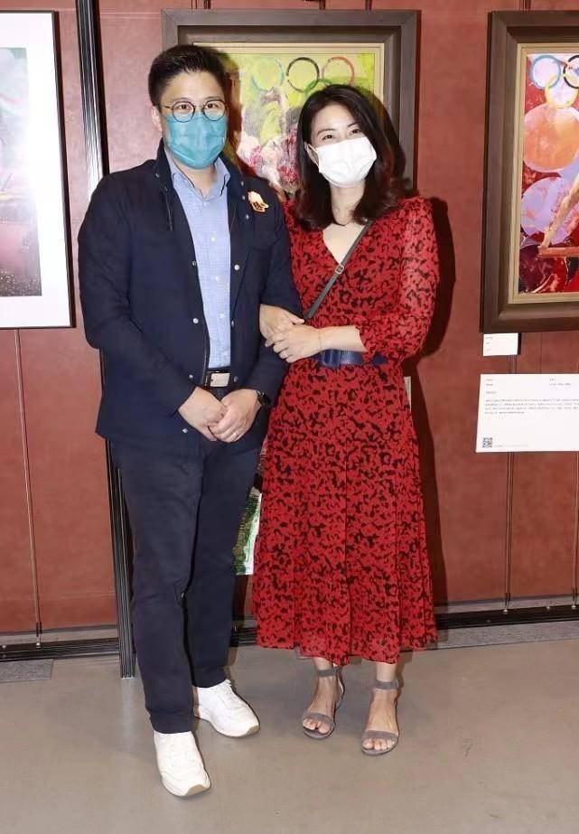 41岁郭晶晶出席香港女子聚会,打扮朴素仍瞩目,气质是刻在骨子的_衣服