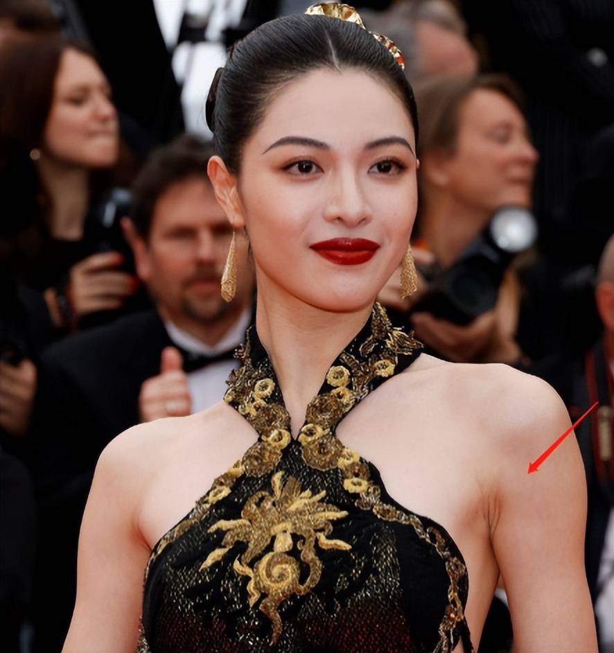 戛纳红毯生图翻车:巩俐浮粉,钟楚曦腋下发黑,张雨绮眼尾纹重_明星