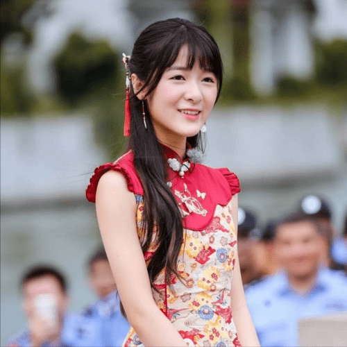 25岁徐娇"大尺度"泳装照惹争议:是照片太美,还是你想入非非?