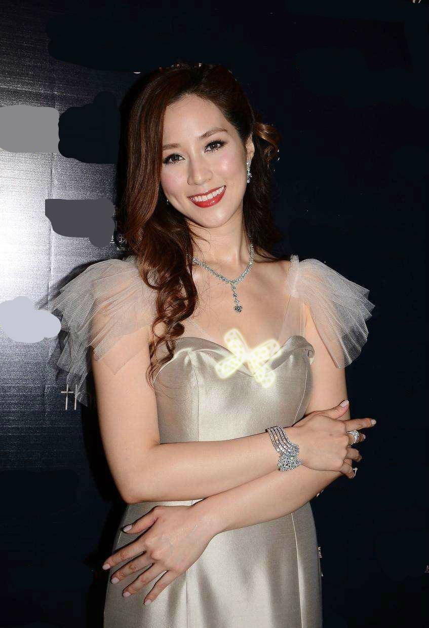 徐子淇为了符合豪门阔太的形象,从小千锤百炼,甘心做丈夫背后的女人.